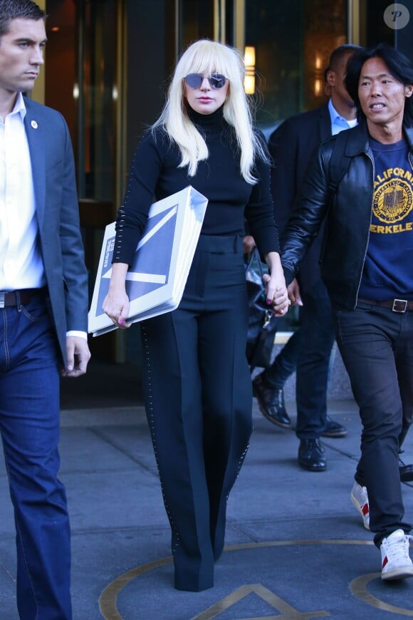 Lady Gaga à la sortie de son immeuble avec son nouveau garde du corps à New York, le 20 octobre 2015