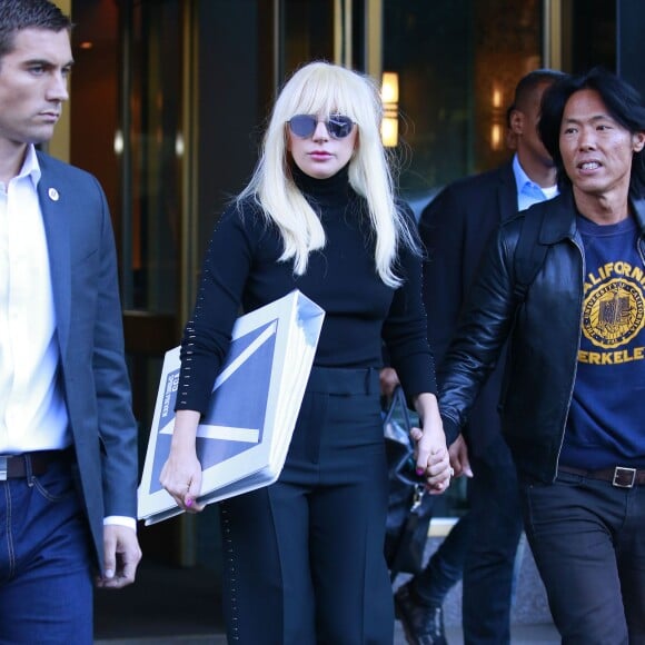 Lady Gaga à la sortie de son immeuble avec son nouveau garde du corps à New York, le 20 octobre 2015