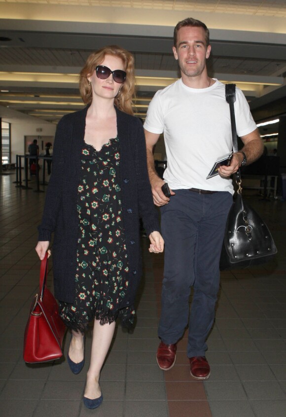 James Van Der Beek et sa femme Kimberly Brook enceinte prennent l'avion a Los Angeles , le 6 septembre 2013