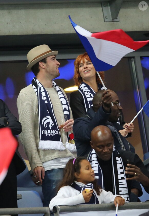 Fauve Hautot et son compagnon Jules assistent au match de football entre la France et l'Allemagne au Stade de France à Saint-Denis le 13 novembre 2015.