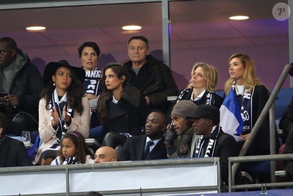 Alessandra Sublet, Flora Coquerel, Malika Ménard, Sylvie Tellier, Camille Cerf, Claude Makelele et Christian Karembeu assistent au match de football entre la France et l'Allemagne au Stade de France à Saint-Denis le 13 novembre 2015.