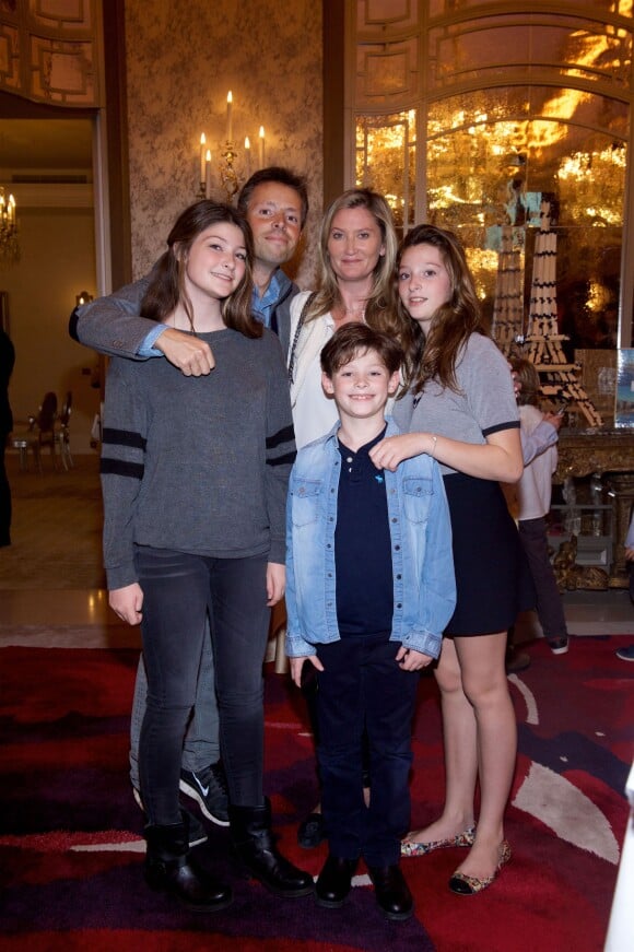 Exclusif - Julien Baubigeat, sa femme et leurs enfants Angélique, Victoire et Léopold, au goûter organisé par le fondateur des Kapla au Plaza Athénée à Paris, le 8 novembre 2015.