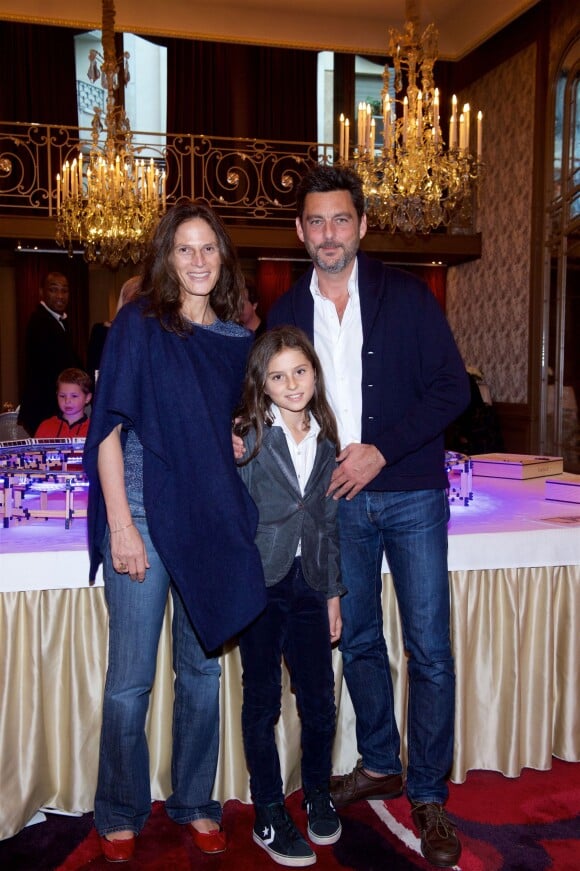 Exclusif - Alvaro Canovas, sa femme et leur fille Stella, au goûter organisé par le fondateur des Kapla au Plaza Athénée à Paris, le 8 novembre 2015.