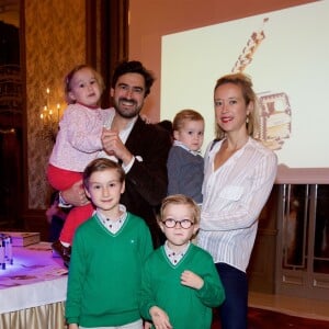 Exclusif - Renaud de Tilly, sa femme Marie de Foucaud et leurs enfants Mayeul, Eloi, Alma et Louis, au goûter organisé par le fondateur des Kapla au Plaza Athénée à Paris, le 8 novembre 2015.