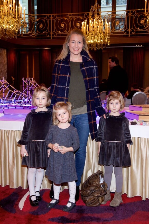 Exclusif - Marie Thévenon et ses filles Inès, Olivia et Bérénice Phelip, au goûter organisé par le fondateur des Kapla au Plaza Athénée à Paris, le 8 novembre 2015.