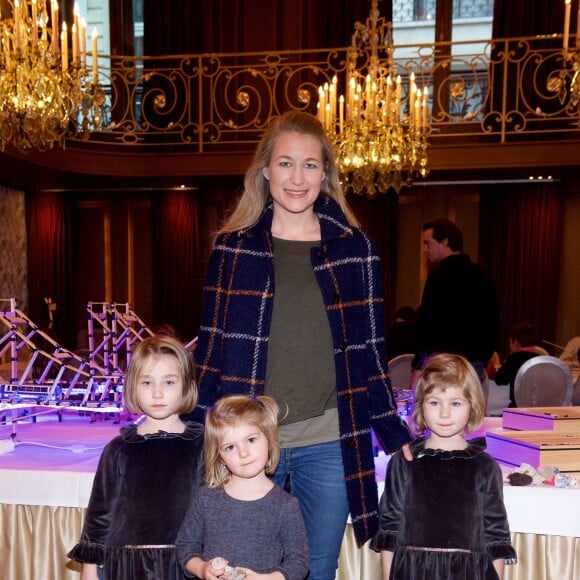 Exclusif - Marie Thévenon et ses filles Inès, Olivia et Bérénice Phelip, au goûter organisé par le fondateur des Kapla au Plaza Athénée à Paris, le 8 novembre 2015.