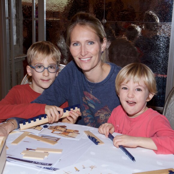Exclusif - Gwenaelle Ducasse et ses enfants Arzhel et Dae, au goûter organisé par le fondateur des Kapla au Plaza Athénée à Paris, le 8 novembre 2015.