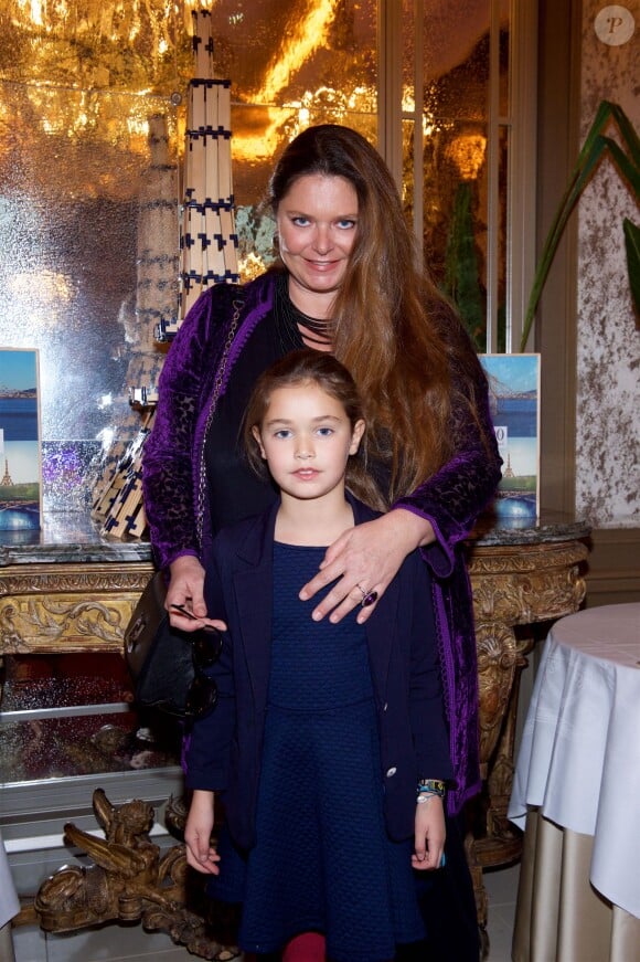 Exclusif - La femme de Daniel Rudnicki et sa fille Ariane, au goûter organisé par le fondateur des Kapla au Plaza Athénée à Paris, le 8 novembre 2015.