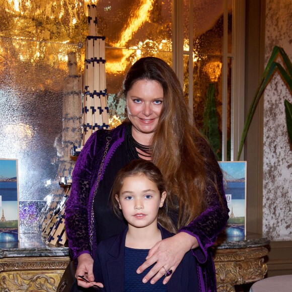 Exclusif - La femme de Daniel Rudnicki et sa fille Ariane, au goûter organisé par le fondateur des Kapla au Plaza Athénée à Paris, le 8 novembre 2015.