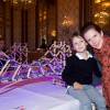 Exclusif - Charlotte-Amalie Daehn et son fils Victor, au goûter organisé par le fondateur des Kapla au Plaza Athénée à Paris, le 8 novembre 2015.