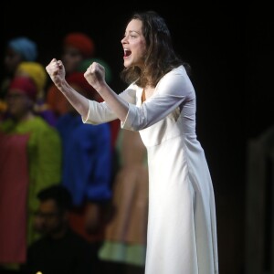 Marion Cotillard, aux côtés de Éric Génovèse, sur la scène du "Lincoln Center" dans la pièce de théâtre "Jeanne d'Arc au bucher" à New York le 10 juin 2015