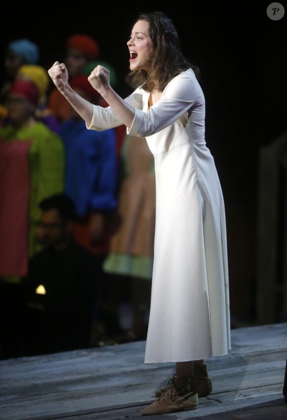 Marion Cotillard, aux côtés de Éric Génovèse, sur la scène du "Lincoln Center" dans la pièce de théâtre "Jeanne d'Arc au bucher" à New York le 10 juin 2015