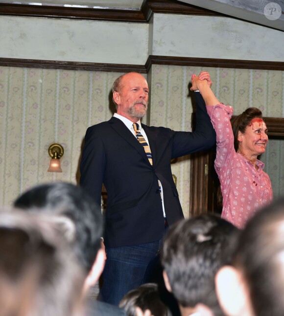 Bruce Willis et Laurie Metcalf, acclamés par les spectateurs, à la première de la pièce de théâtre ‘Misery' à New York, le 15 novembre 2015. Deux fois vainqueur d'Emmy Award et de Golden Globe Award Bruce Willis fait ses débuts à Broadway aux côtés de la multi-primée Laurie Metcalf.