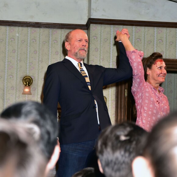 Bruce Willis et Laurie Metcalf, acclamés par les spectateurs, à la première de la pièce de théâtre ‘Misery' à New York, le 15 novembre 2015. Deux fois vainqueur d'Emmy Award et de Golden Globe Award Bruce Willis fait ses débuts à Broadway aux côtés de la multi-primée Laurie Metcalf.