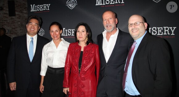Raymond Wu, Laurie Metcalf, Liz Glotzer, Bruce Willis, Mark Kaufman à la première de la pièce de théâtre ‘Misery' à New York, le 15 novembre 2015.