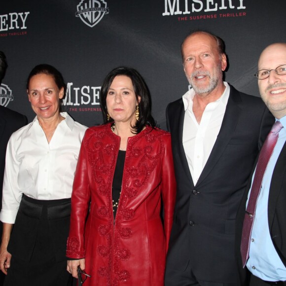 Raymond Wu, Laurie Metcalf, Liz Glotzer, Bruce Willis, Mark Kaufman à la première de la pièce de théâtre ‘Misery' à New York, le 15 novembre 2015.