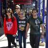 Carly Shay avec ses amis Miranda Cosgrove, Jennette McCurdy, Nathan Kress et Noah Munck dans les rues de New York, le 18 mai 2012