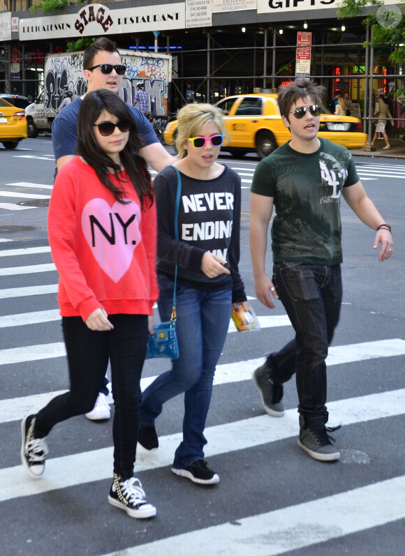 Carly Shay avec ses amis Miranda Cosgrove, Jennette McCurdy, Nathan Kress et Noah Munck dans les rues de New York, le 18 mai 2012