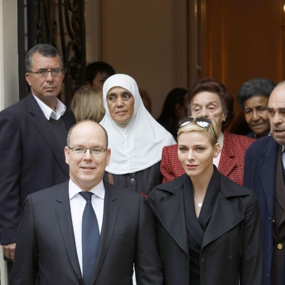 Le prince Albert II de Monaco et la princesse Charlene de Monaco ont distribué le 17 novembre 2015, à l'avant-veille de la Fête nationale, des colis de la Croix-Rouge monegasque aux personnes âgées à Monaco le 17 novembre 2015. En prime cette année, une photo du couple princier posant avec ses enfants le prince héréditaire Jacques et la princesse Gabriella. © Jean-Charles Vinaj / Pool restreint / Bestimage