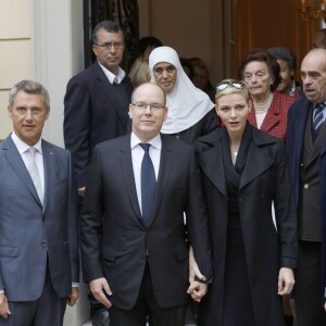 Le prince Albert II de Monaco et la princesse Charlene de Monaco ont distribué le 17 novembre 2015, à l'avant-veille de la Fête nationale, des colis de la Croix-Rouge monegasque aux personnes âgées à Monaco le 17 novembre 2015. En prime cette année, une photo du couple princier posant avec ses enfants le prince héréditaire Jacques et la princesse Gabriella. © Jean-Charles Vinaj / Pool restreint / Bestimage