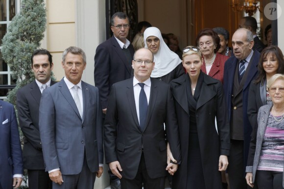 Le prince Albert II de Monaco et la princesse Charlene de Monaco ont distribué le 17 novembre 2015, à l'avant-veille de la Fête nationale, des colis de la Croix-Rouge monegasque aux personnes âgées à Monaco le 17 novembre 2015. En prime cette année, une photo du couple princier posant avec ses enfants le prince héréditaire Jacques et la princesse Gabriella. © Jean-Charles Vinaj / Pool restreint / Bestimage