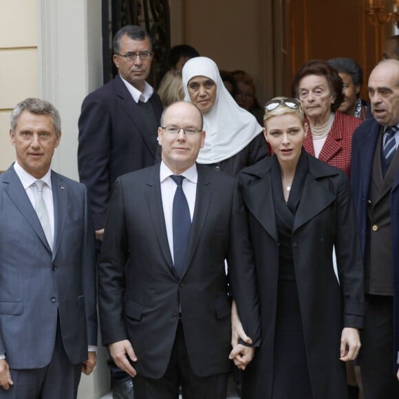 Le prince Albert II de Monaco et la princesse Charlene de Monaco ont distribué le 17 novembre 2015, à l'avant-veille de la Fête nationale, des colis de la Croix-Rouge monegasque aux personnes âgées à Monaco le 17 novembre 2015. En prime cette année, une photo du couple princier posant avec ses enfants le prince héréditaire Jacques et la princesse Gabriella. © Jean-Charles Vinaj / Pool restreint / Bestimage