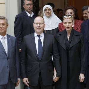 Le prince Albert II de Monaco et la princesse Charlene de Monaco ont distribué le 17 novembre 2015, à l'avant-veille de la Fête nationale, des colis de la Croix-Rouge monegasque aux personnes âgées à Monaco le 17 novembre 2015. En prime cette année, une photo du couple princier posant avec ses enfants le prince héréditaire Jacques et la princesse Gabriella. © Jean-Charles Vinaj / Pool restreint / Bestimage