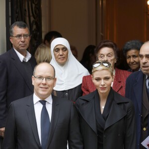 Le prince Albert II de Monaco et la princesse Charlene de Monaco ont distribué le 17 novembre 2015, à l'avant-veille de la Fête nationale, des colis de la Croix-Rouge monegasque aux personnes âgées à Monaco le 17 novembre 2015. En prime cette année, une photo du couple princier posant avec ses enfants le prince héréditaire Jacques et la princesse Gabriella. © Jean-Charles Vinaj / Pool restreint / Bestimage