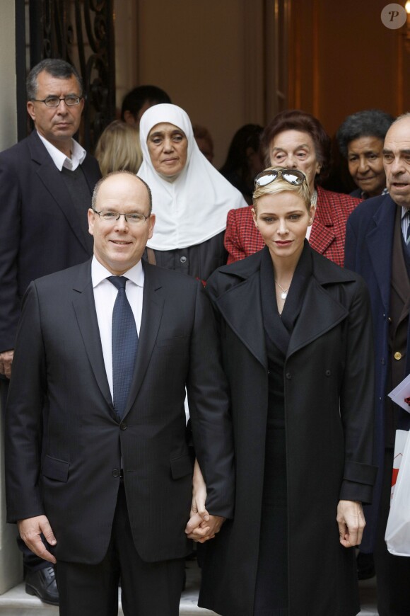 Le prince Albert II de Monaco et la princesse Charlene de Monaco ont distribué le 17 novembre 2015, à l'avant-veille de la Fête nationale, des colis de la Croix-Rouge monegasque aux personnes âgées à Monaco le 17 novembre 2015. En prime cette année, une photo du couple princier posant avec ses enfants le prince héréditaire Jacques et la princesse Gabriella. © Jean-Charles Vinaj / Pool restreint / Bestimage