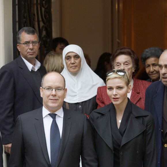 Le prince Albert II de Monaco et la princesse Charlene de Monaco ont distribué le 17 novembre 2015, à l'avant-veille de la Fête nationale, des colis de la Croix-Rouge monegasque aux personnes âgées à Monaco le 17 novembre 2015. En prime cette année, une photo du couple princier posant avec ses enfants le prince héréditaire Jacques et la princesse Gabriella. © Jean-Charles Vinaj / Pool restreint / Bestimage