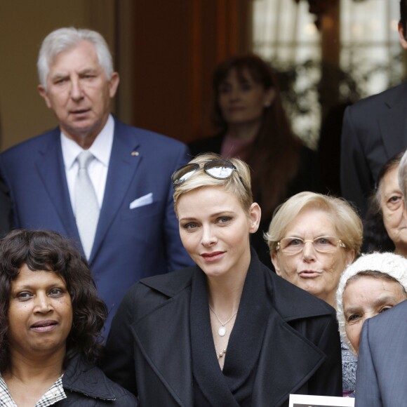 Le prince Albert II de Monaco et la princesse Charlene de Monaco ont distribué le 17 novembre 2015, à l'avant-veille de la Fête nationale, des colis de la Croix-Rouge monegasque aux personnes âgées à Monaco le 17 novembre 2015. En prime cette année, une photo du couple princier posant avec ses enfants le prince héréditaire Jacques et la princesse Gabriella. © Jean-Charles Vinaj / Pool restreint / Bestimage