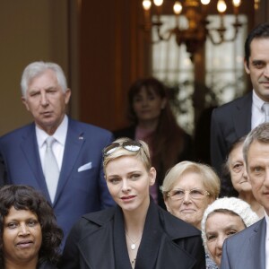 Le prince Albert II de Monaco et la princesse Charlene de Monaco ont distribué le 17 novembre 2015, à l'avant-veille de la Fête nationale, des colis de la Croix-Rouge monegasque aux personnes âgées à Monaco le 17 novembre 2015. En prime cette année, une photo du couple princier posant avec ses enfants le prince héréditaire Jacques et la princesse Gabriella. © Jean-Charles Vinaj / Pool restreint / Bestimage