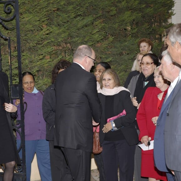 Le prince Albert II de Monaco et la princesse Charlene de Monaco ont distribué le 17 novembre 2015, à l'avant-veille de la Fête nationale, des colis de la Croix-Rouge monegasque aux personnes âgées à Monaco le 17 novembre 2015. En prime cette année, une photo du couple princier posant avec ses enfants le prince héréditaire Jacques et la princesse Gabriella. © Jean-Charles Vinaj / Pool restreint / Bestimage