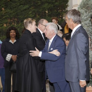 Le prince Albert II de Monaco et la princesse Charlene de Monaco ont distribué le 17 novembre 2015, à l'avant-veille de la Fête nationale, des colis de la Croix-Rouge monegasque aux personnes âgées à Monaco le 17 novembre 2015. En prime cette année, une photo du couple princier posant avec ses enfants le prince héréditaire Jacques et la princesse Gabriella. © Jean-Charles Vinaj / Pool restreint / Bestimage