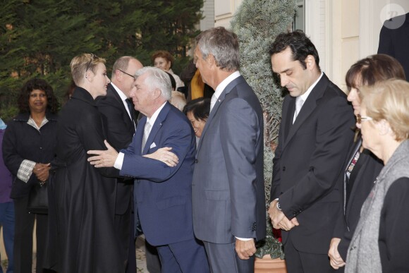 Le prince Albert II de Monaco et la princesse Charlene de Monaco ont distribué le 17 novembre 2015, à l'avant-veille de la Fête nationale, des colis de la Croix-Rouge monegasque aux personnes âgées à Monaco le 17 novembre 2015. En prime cette année, une photo du couple princier posant avec ses enfants le prince héréditaire Jacques et la princesse Gabriella. © Jean-Charles Vinaj / Pool restreint / Bestimage