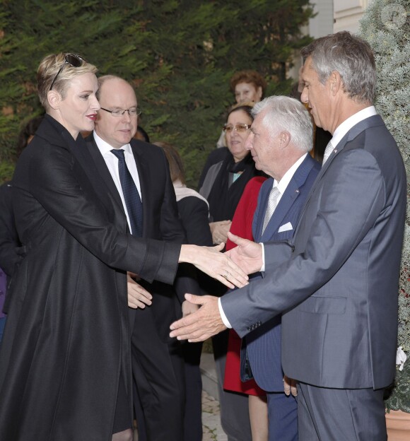 Le prince Albert II de Monaco et la princesse Charlene de Monaco ont distribué le 17 novembre 2015, à l'avant-veille de la Fête nationale, des colis de la Croix-Rouge monegasque aux personnes âgées à Monaco le 17 novembre 2015. En prime cette année, une photo du couple princier posant avec ses enfants le prince héréditaire Jacques et la princesse Gabriella. © Jean-Charles Vinaj / Pool restreint / Bestimage
