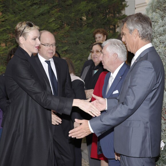 Le prince Albert II de Monaco et la princesse Charlene de Monaco ont distribué le 17 novembre 2015, à l'avant-veille de la Fête nationale, des colis de la Croix-Rouge monegasque aux personnes âgées à Monaco le 17 novembre 2015. En prime cette année, une photo du couple princier posant avec ses enfants le prince héréditaire Jacques et la princesse Gabriella. © Jean-Charles Vinaj / Pool restreint / Bestimage