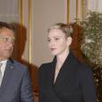 La princesse Charlene a distribué avec le prince Albert II de Monaco, le 17 novembre 2015, à l'avant-veille de la Fête nationale, des colis de la Croix-Rouge monegasque aux personnes âgées à Monaco le 17 novembre 2015. En prime cette année, une photo du couple princier posant avec ses enfants le prince héréditaire Jacques et la princesse Gabriella. © Jean-Charles Vinaj / Pool restreint / Bestimage