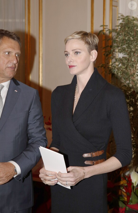 La princesse Charlene a distribué avec le prince Albert II de Monaco, le 17 novembre 2015, à l'avant-veille de la Fête nationale, des colis de la Croix-Rouge monegasque aux personnes âgées à Monaco le 17 novembre 2015. En prime cette année, une photo du couple princier posant avec ses enfants le prince héréditaire Jacques et la princesse Gabriella. © Jean-Charles Vinaj / Pool restreint / Bestimage