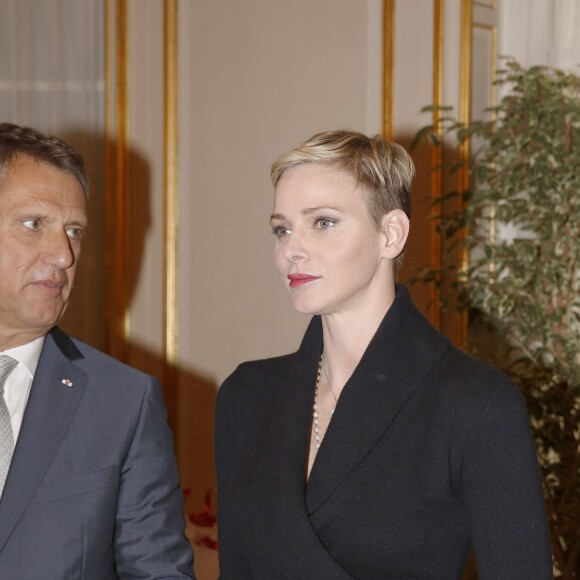 La princesse Charlene a distribué avec le prince Albert II de Monaco, le 17 novembre 2015, à l'avant-veille de la Fête nationale, des colis de la Croix-Rouge monegasque aux personnes âgées à Monaco le 17 novembre 2015. En prime cette année, une photo du couple princier posant avec ses enfants le prince héréditaire Jacques et la princesse Gabriella. © Jean-Charles Vinaj / Pool restreint / Bestimage