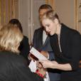 La princesse Charlene a distribué avec le prince Albert II de Monaco, le 17 novembre 2015, à l'avant-veille de la Fête nationale, des colis de la Croix-Rouge monegasque aux personnes âgées à Monaco le 17 novembre 2015. En prime cette année, une photo du couple princier posant avec ses enfants le prince héréditaire Jacques et la princesse Gabriella. © Jean-Charles Vinaj / Pool restreint / Bestimage