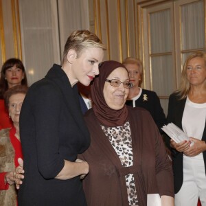 La princesse Charlene a distribué avec le prince Albert II de Monaco, le 17 novembre 2015, à l'avant-veille de la Fête nationale, des colis de la Croix-Rouge monegasque aux personnes âgées à Monaco le 17 novembre 2015. En prime cette année, une photo du couple princier posant avec ses enfants le prince héréditaire Jacques et la princesse Gabriella. © Jean-Charles Vinaj / Pool restreint / Bestimage