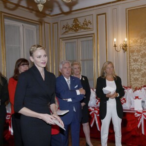 La princesse Charlene a distribué avec le prince Albert II de Monaco, le 17 novembre 2015, à l'avant-veille de la Fête nationale, des colis de la Croix-Rouge monegasque aux personnes âgées à Monaco le 17 novembre 2015. En prime cette année, une photo du couple princier posant avec ses enfants le prince héréditaire Jacques et la princesse Gabriella. © Jean-Charles Vinaj / Pool restreint / Bestimage