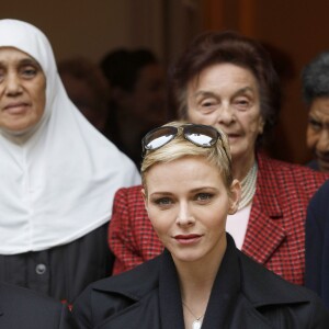 La princesse Charlene a distribué avec le prince Albert II de Monaco, le 17 novembre 2015, à l'avant-veille de la Fête nationale, des colis de la Croix-Rouge monegasque aux personnes âgées à Monaco le 17 novembre 2015. En prime cette année, une photo du couple princier posant avec ses enfants le prince héréditaire Jacques et la princesse Gabriella. © Jean-Charles Vinaj / Pool restreint / Bestimage