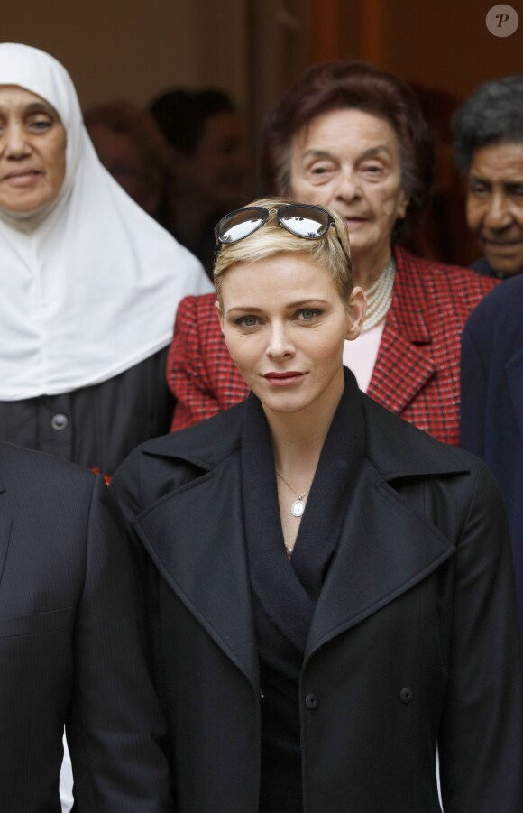La princesse Charlene a distribué avec le prince Albert II de Monaco, le 17 novembre 2015, à l'avant-veille de la Fête nationale, des colis de la Croix-Rouge monegasque aux personnes âgées à Monaco le 17 novembre 2015. En prime cette année, une photo du couple princier posant avec ses enfants le prince héréditaire Jacques et la princesse Gabriella. © Jean-Charles Vinaj / Pool restreint / Bestimage
