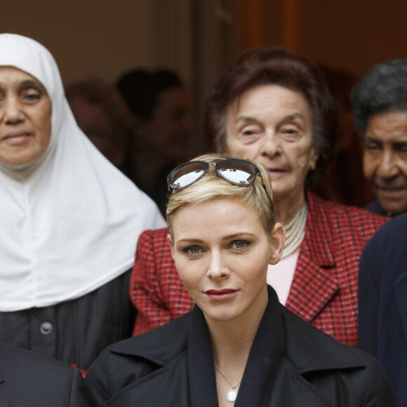 La princesse Charlene a distribué avec le prince Albert II de Monaco, le 17 novembre 2015, à l'avant-veille de la Fête nationale, des colis de la Croix-Rouge monegasque aux personnes âgées à Monaco le 17 novembre 2015. En prime cette année, une photo du couple princier posant avec ses enfants le prince héréditaire Jacques et la princesse Gabriella. © Jean-Charles Vinaj / Pool restreint / Bestimage