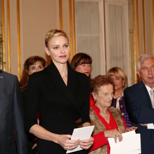 La princesse Charlene de Monaco distribue des sacs de la Croix Rouge monégasque aux personnes âgées à Monaco le 17 novembre 2015. La princesse Charlene a également offert une photo du couple princier posant avec leurs deux enfants Jacques et Gabriella. © Claudia Albuquerque / Bestimage