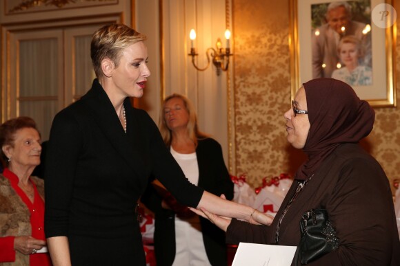 La princesse Charlene de Monaco distribue des sacs de la Croix Rouge monégasque aux personnes âgées à Monaco le 17 novembre 2015. La princesse Charlene a également offert une photo du couple princier posant avec leurs deux enfants Jacques et Gabriella. © Claudia Albuquerque / Bestimage