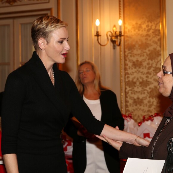 La princesse Charlene de Monaco distribue des sacs de la Croix Rouge monégasque aux personnes âgées à Monaco le 17 novembre 2015. La princesse Charlene a également offert une photo du couple princier posant avec leurs deux enfants Jacques et Gabriella. © Claudia Albuquerque / Bestimage