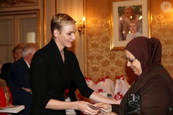 La princesse Charlene de Monaco distribue des sacs de la Croix Rouge monégasque aux personnes âgées à Monaco le 17 novembre 2015. La princesse Charlene a également offert une photo du couple princier posant avec leurs deux enfants Jacques et Gabriella. © Claudia Albuquerque / Bestimage